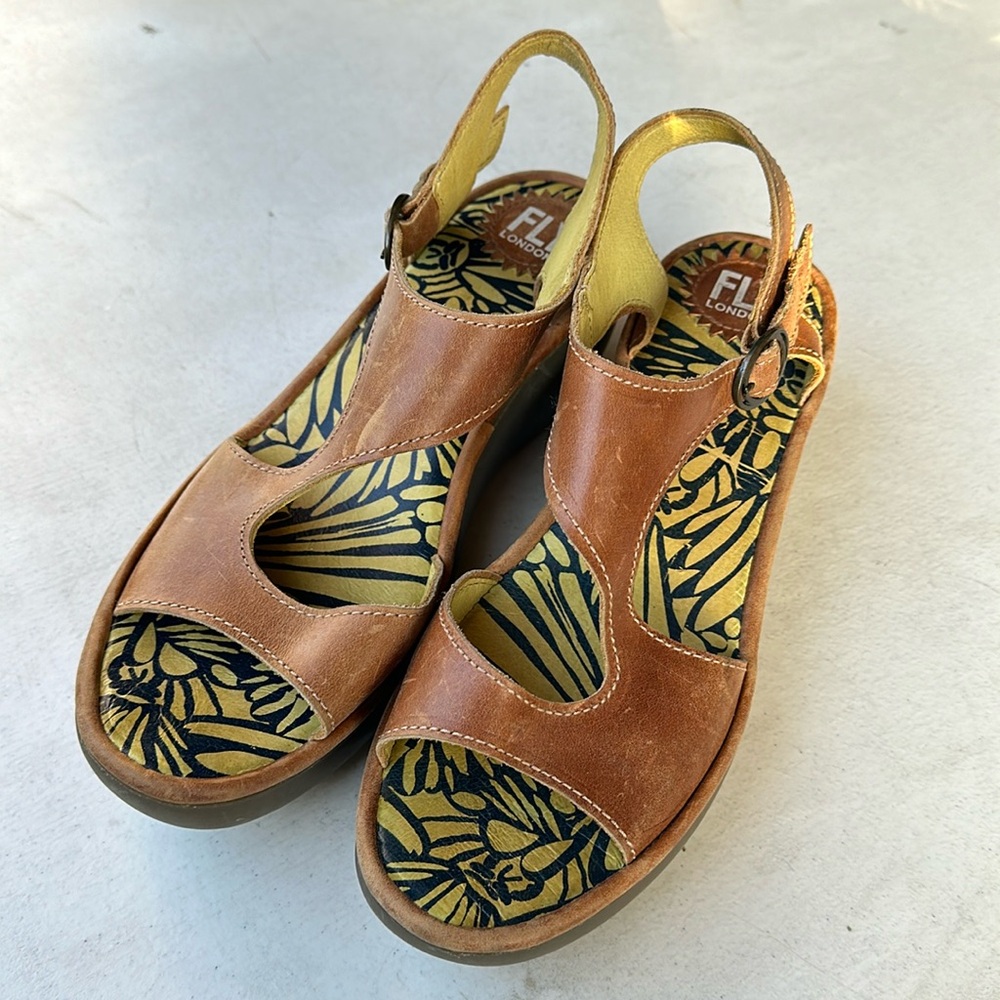 FLY LONDON | Brown Leather Sandals